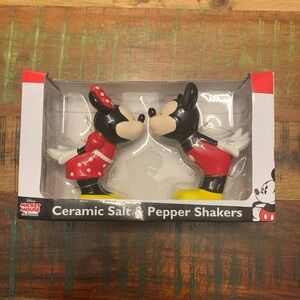 New Disney Kissing Minnie Mickey Mouse Ceramic Salt Pepper Shakers NIB valentine